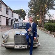 Técnico en atención a personas en situación de dependencia y me lo paso muy bien ayudando en lo que sea